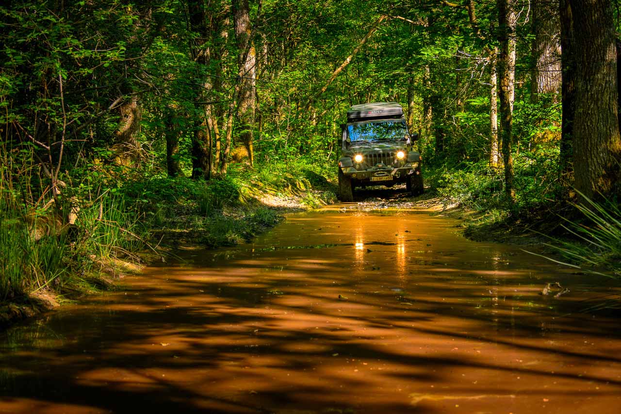 Passage boueux pendant le rando 4x4 dans le d\u00e9partement d\u2019Eure-et-Loir